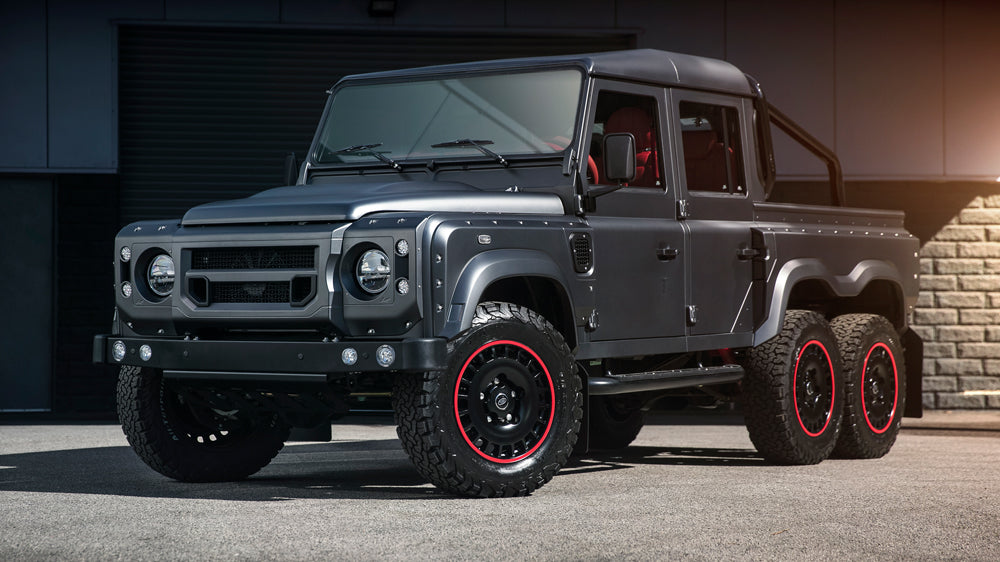 TIMELESS FASHION: LAND ROVER DEFENDER XS DOUBLE CAB PICKUP 2.2 TDCI FLYING HUNTSMAN 6X6
