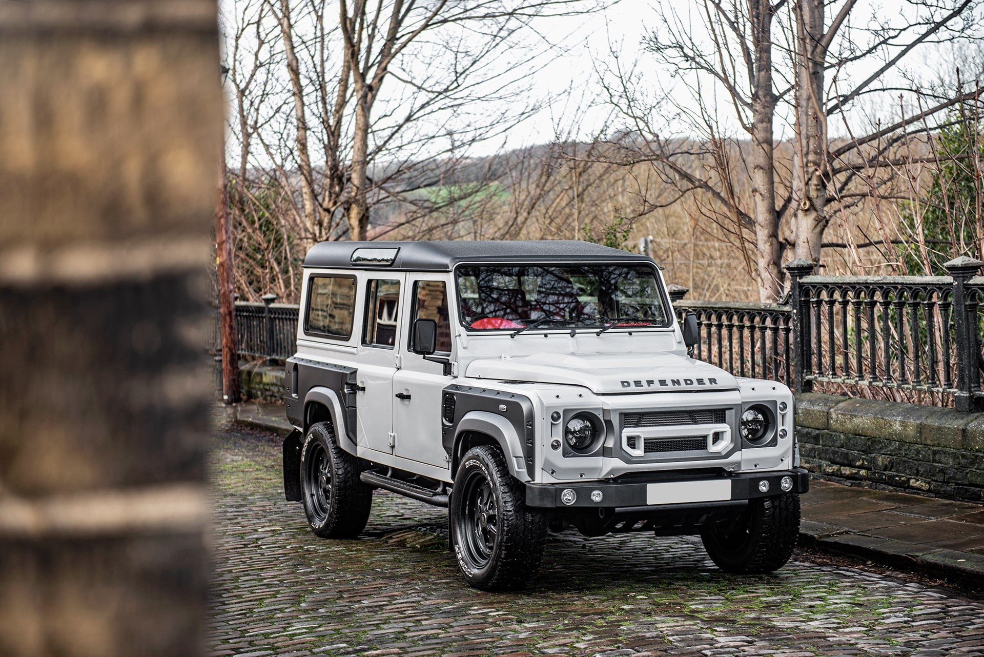 WHITE LAND ROVER DEFENDER 110