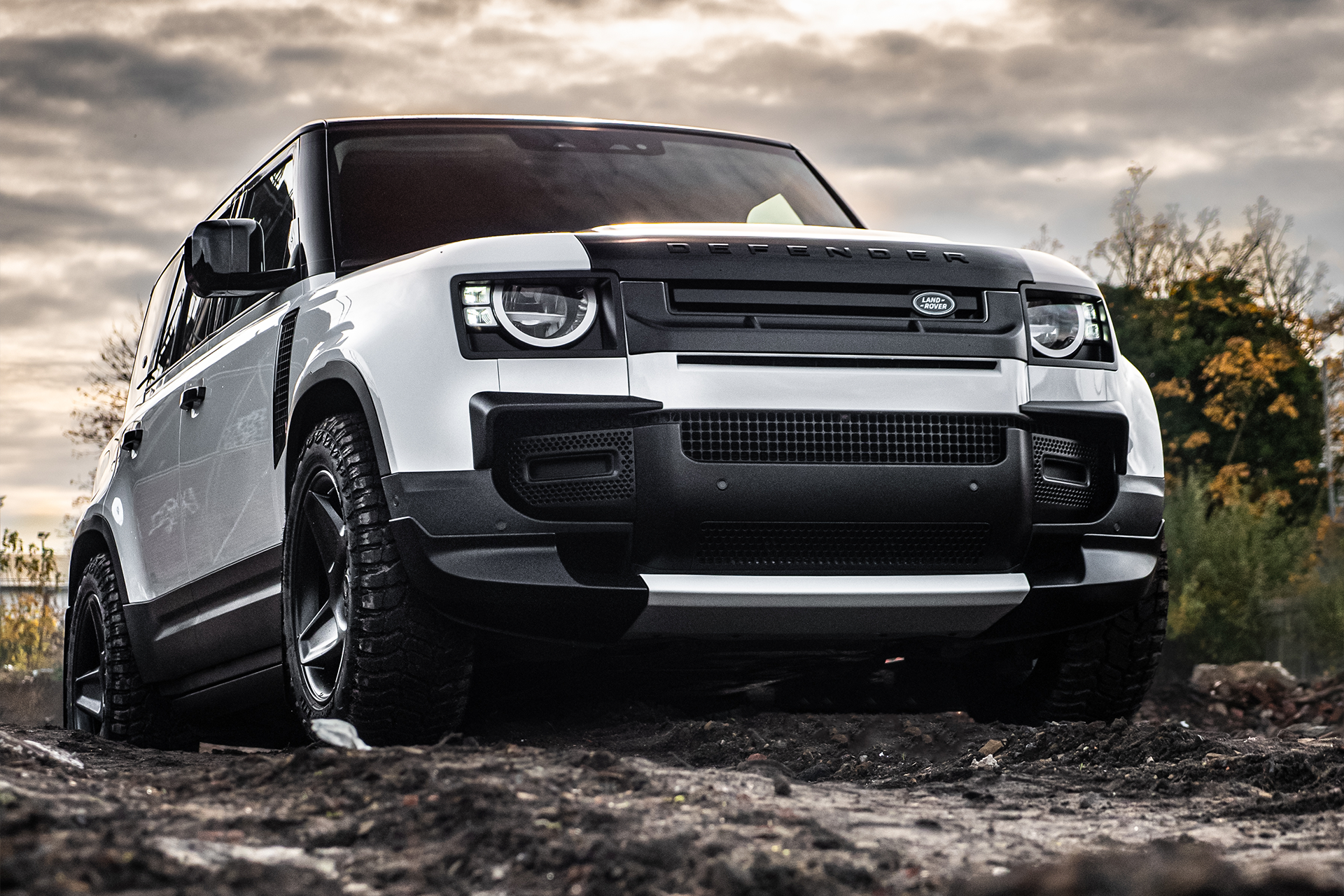 WHITE DEFENDER 110 WEARING HEAVY DUTY MONDIALS