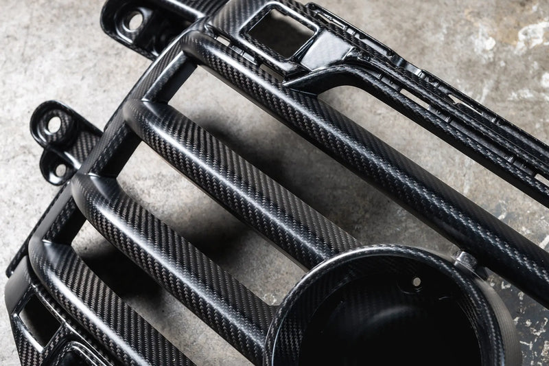 INEOS Grenadier (2023–Present) Exposed Matte Carbon Central Lamp Dakar Front Grille - Image 20