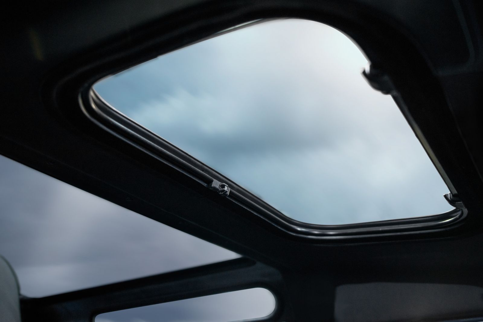 Land Rover Defender (1991-2016) Front Sun Roof Image 5195